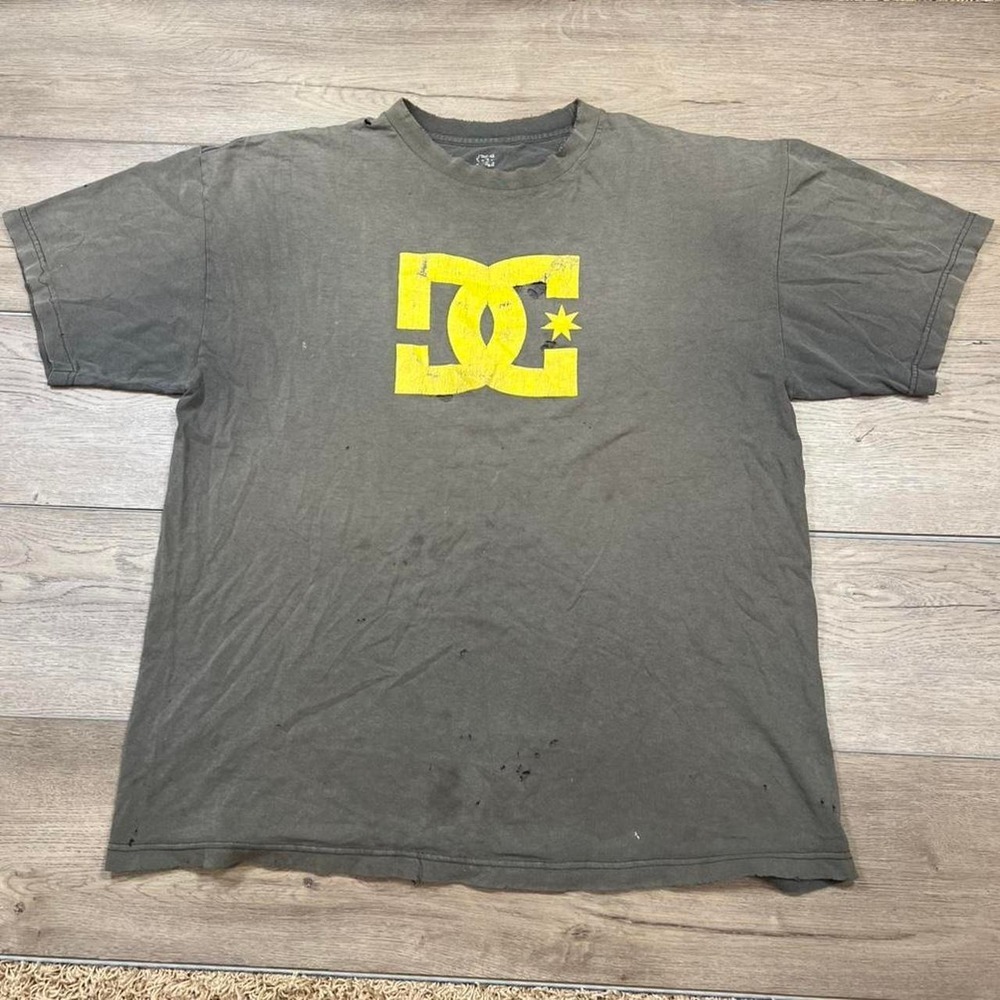 DC Shoes Graphic T-Shirt Mens Large Gray Yellow Distressed Skater Tee